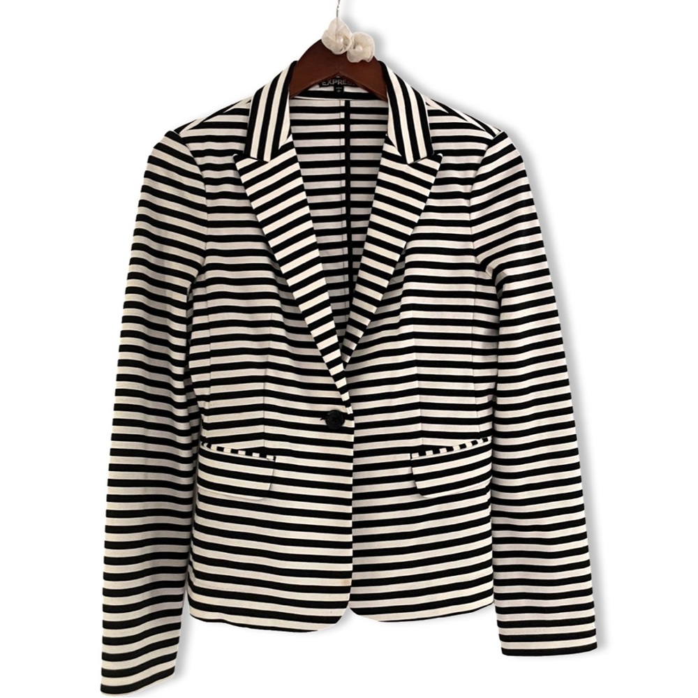 Express black/white blazer - must have!
